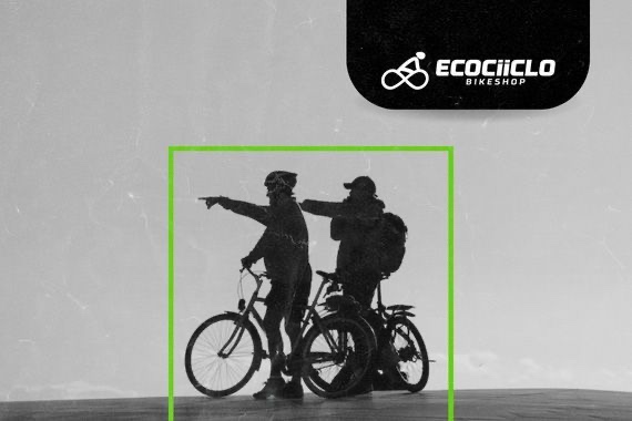 Ciclista em uma estrada de montanha